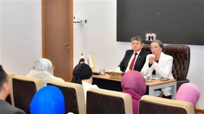 وزيرة البيئة تستمع إلى مقترحات العاملين لتطوير بعض القطاعات في مجال المخلفات