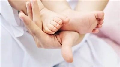 عاجل| الأم أنجبت طفلة شقراء.. والأب شك في نسبها وطلب تحليل 