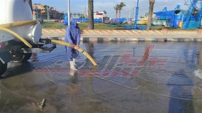 انتشار مكثف لمعدات الكسح لرفع مياه الأمطار بمصيف بلطيم
