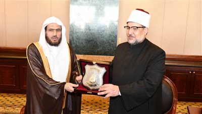 درع وزارة الأوقاف لإمام الحرم النبوي تقديرًا لجهوده في خدمة القرآن الكريم
