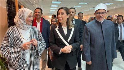 قيادات الأزهر ووزيرة الثقافة يفتتحون معرضا  فنيا على هامش تكريم الفائزين في ملتقى الأزهر الدولي الثاني للكاريكاتير