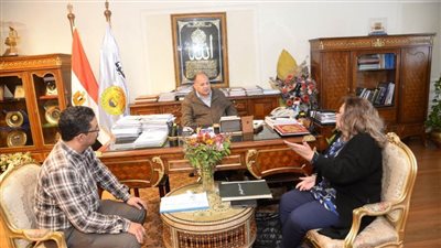 محافظ أسيوط يبحث موقف مشروعات الرصف وصيانة الطرق ورفع كفاءة الشوارع بالمراكز والأحياء