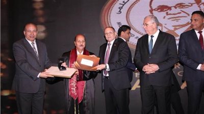 وزير الزراعة يسلم جوائز الفائزين بجائزة جامعة الدلتا في مجال الزراعة والأمن الغذائي