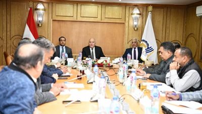 محافظ قنا يناقش قانون التصالح الجديد مع الأجهزة التنفيذية