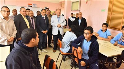 محافظ أسيوط يتفقد سير الدراسة بمدرسة المتفوقين في العلوم والتكنولوجيا 