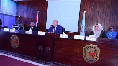 رئيس جامعة سوهاج يكرم ١٥٠ متدربًا من أعضاء الجهاز الإداري 