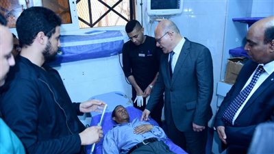 رئيس جامعة سوهاج يطمئن علي ١٧ مصابًا في حادث طريق دار السلام ويؤكد استقرار حالتهم