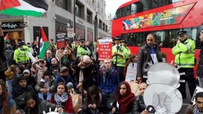 نشطاء يحتجون أمام منازل مسؤولي إدارة بايدن