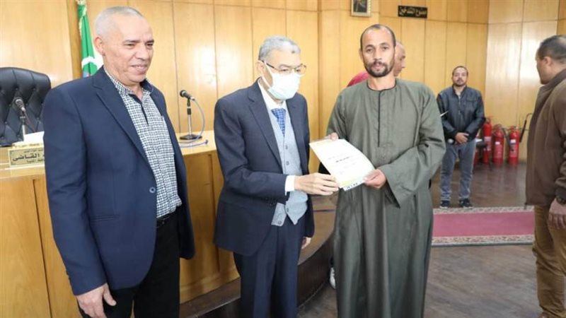 محافظ المنيا يكرم