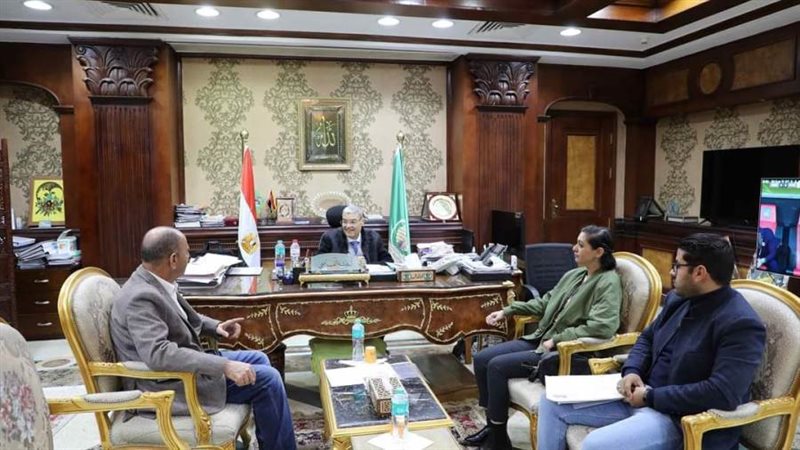 محافظ المنيا خلال