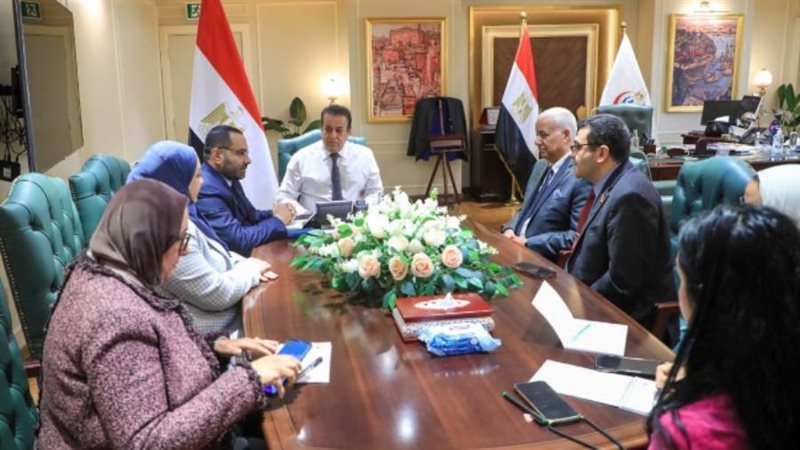 اجتماع وزير الصحة