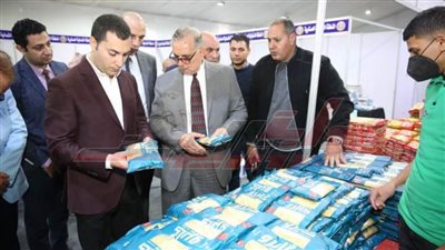 محافظ كفر الشيخ يتفقد معرض السلع الأساسية المخفضة