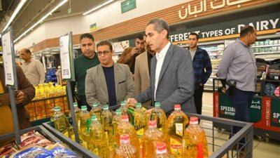 محافظ الغربية يتفقد استعدادات استقبال العام الجديد.. ويتابع تطبيق مبادرة تخفيض أسعار السلع