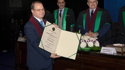 جامعة القاهرة تمنح المستشار حمادة الصاوي وسام التميز في مجال القانون والعمل النيابي لعام ٢٠٢٣