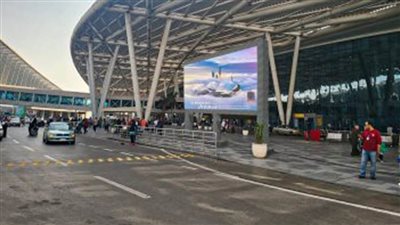 التشغيل التجريبي لأول شاشة إعلانات ثلاثية الأبعاد في مطار القاهرة الدولي