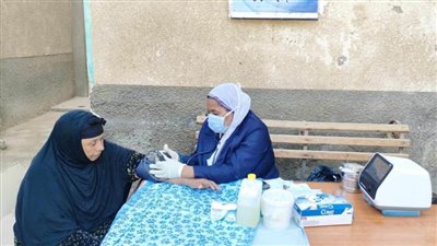 توقيع الكشف الطبي بالمجان على 1607 حالات خلال قافلة طبية بسمالوط بالمنيا