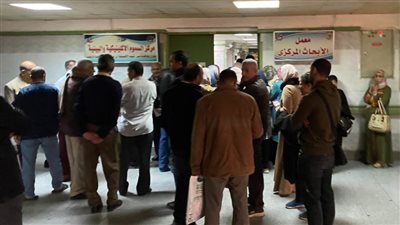 مركز السموم الإكلينيكية والبيئية بمستشفى جامعة سوهاج يجري عدداً من التحاليل الطبية للعاملين بالدولة