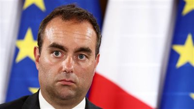 وزير القوات المسلحة الفرنسي يزور المستشفى الميداني بالعريش ويلتقى مع مصابي غزة