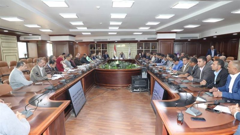 اجتماع محافظ بنى