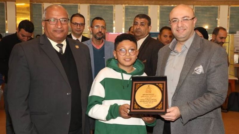 المحافظ يكرم الطالب