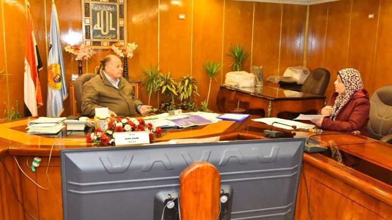 محافظ أسيوط يناقش