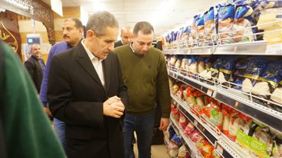 محافظ الغربية يقوم بجولة مفاجئة لمتابعة توافر السلع الغذائية الأساسية والالتزام بالأسعار