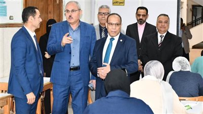 رئيس جامعة القناة يتفقد اللجان الامتحانية داخل كليتي الزراعة والعلوم
