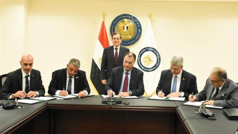 الملا يشهد توقيع