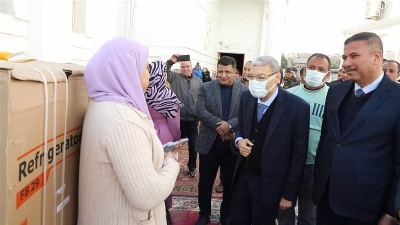 محافظ المنيا يسلم