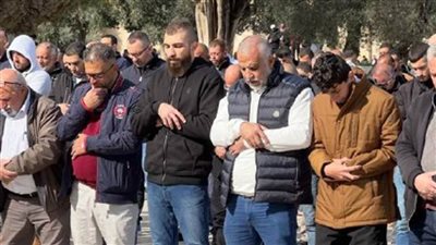 15 ألف فلسطيني يؤدون الصلاة بـ