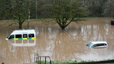السلطات البريطانية تشدد على ضرورة توخي الحذر أثناء الفيضانات المستمرة في البلاد