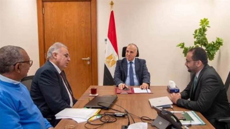 وزير الري خلال الاجتماع