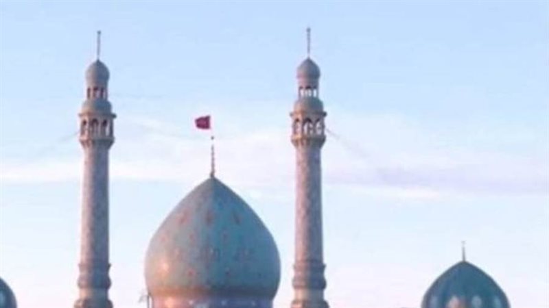 راية حمراء على مسجد