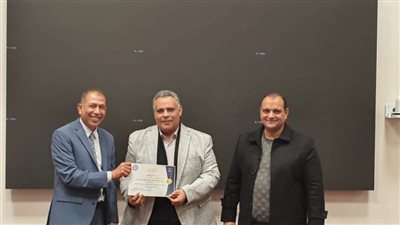 وزارة التنمية تكرم مدير مركز سيطرة الشبكة الوطنية بأسيوط