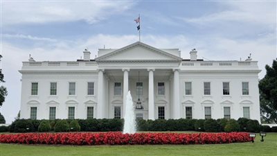 واشنطن: احتجاز السائق الذي ارتطمت سيارته ببوابة البيت الأبيض