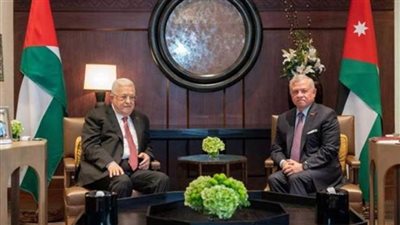 العاهل الأردني يستقبل الرئيس الفلسطيني لدى وصوله للمشاركة في القمة الثلاثية