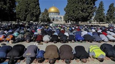 12 ألفا يؤدون صلاة الجمعة في رحاب الأقصى رغم قيود الاحتلال الإسرائيلي