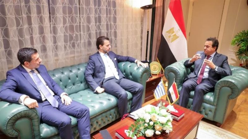 وزير الصحة مع ممثلي