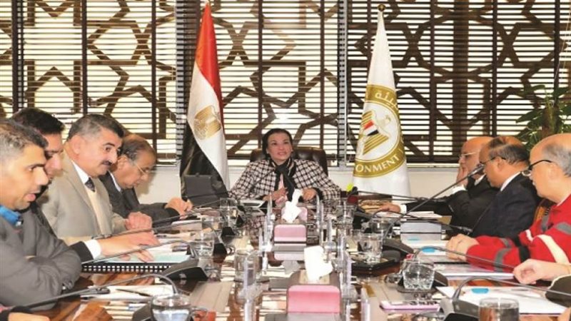 وزيرة البيئة خلال