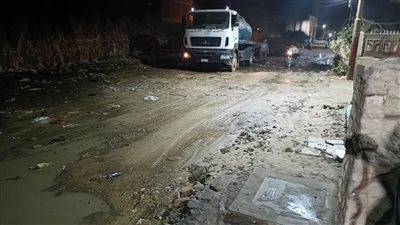 رفع مياه الصرف الصحي المتراكمة بعزبة عبد الرحيم بقرية الحجاز استجابة لشكاوى المواطنين