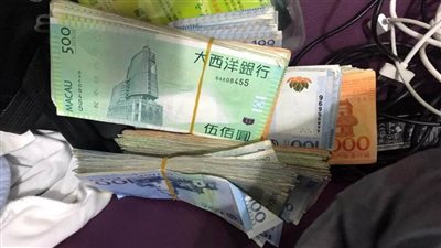 ضبط 4 أشخاص حال محاولتهم تهريب عملات محلية وأجنبية عبر ميناء القاهرة الجوي