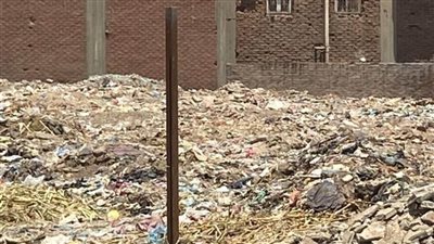 مواطنون يستغيثون بوزارة التنمية المحلية ومحافظ المنوفية لرفع المخلفات من الأرض المجاورة لزراعتها