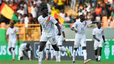 منتخب غينيا بـ10 لاعبين يتعادل مع الكاميرون 1-1 في كأس الأمم الإفريقية