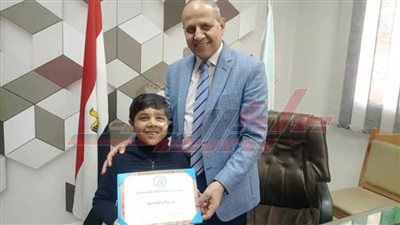 وكيل تعليم كفر الشيخ يكرّم الطفل هارون نابعة المشروع الوطني للقراءة