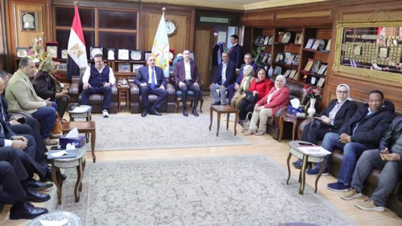 وزير الصحة يلتقي