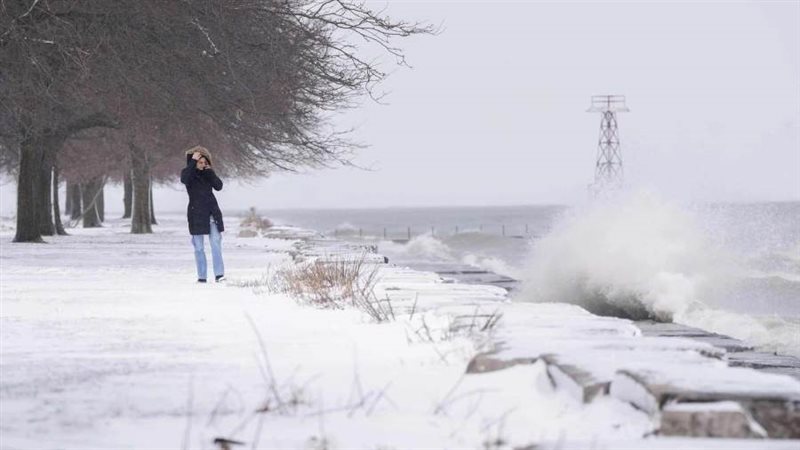 أمريكية تسير وسط