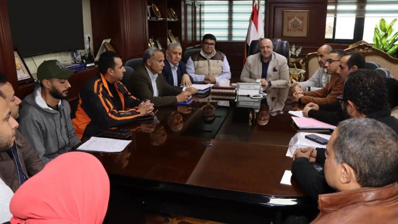 اجتماع محافظ بنى