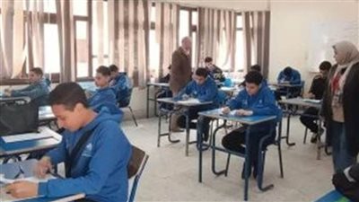 تعليم السويس يلغي امتحان طالبين لاستخدام الهاتف المحمول داخل اللجان