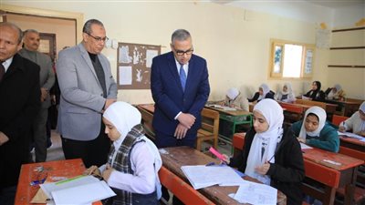 محافظ سوهاج يتفقد لجان امتحانات الشهادة الإعدادية