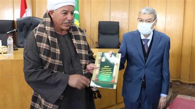محافظ المنيا يُسلم 105 عقود جديدة لتقنين أوضاع أراضي أملاك الدولة